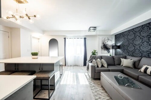 Chic Townhome, Kitchen Seats 6, Free Parking Near Niagara Falls