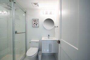 Dusche, Haartrockner, Handtücher, Seife
