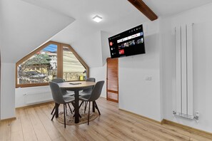 Executive-lejlighed | Opholdsområde | 90-tommers LED-tv med digitale kanaler, tv