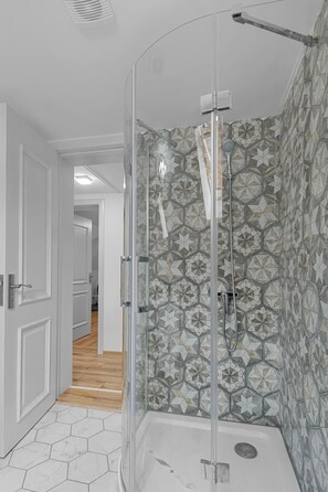 Appartement exécutif | Salle de bain | Séchoir à cheveux, serviettes fournies