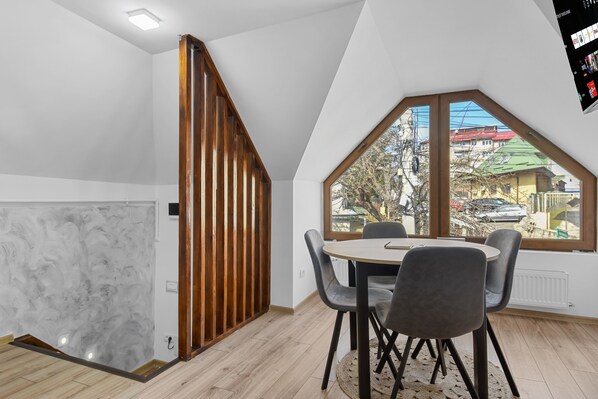 Executive-Apartment | Essbereich im Zimmer