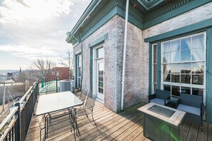 Outdoor dining - Historic Downtown Loft, Private Deck with View and outdoor Firepit (Lynchburg)