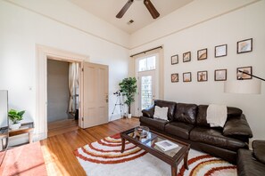 Smart-TV, peis og bøker