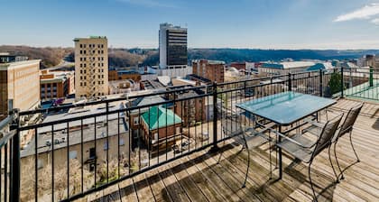 Historic Downtown Loft, Private Deck with View and outdoor Firepit