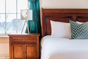 1 bedroom, desk, iron/ironing board, WiFi - Historic Downtown Loft, Private Deck with View and outdoor Firepit (Lynchburg)