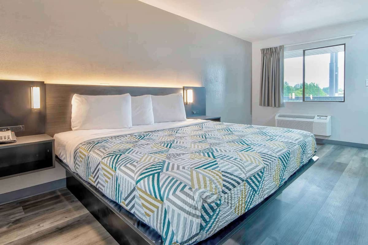 1 bedroom, desk, laptop workspace, free WiFi