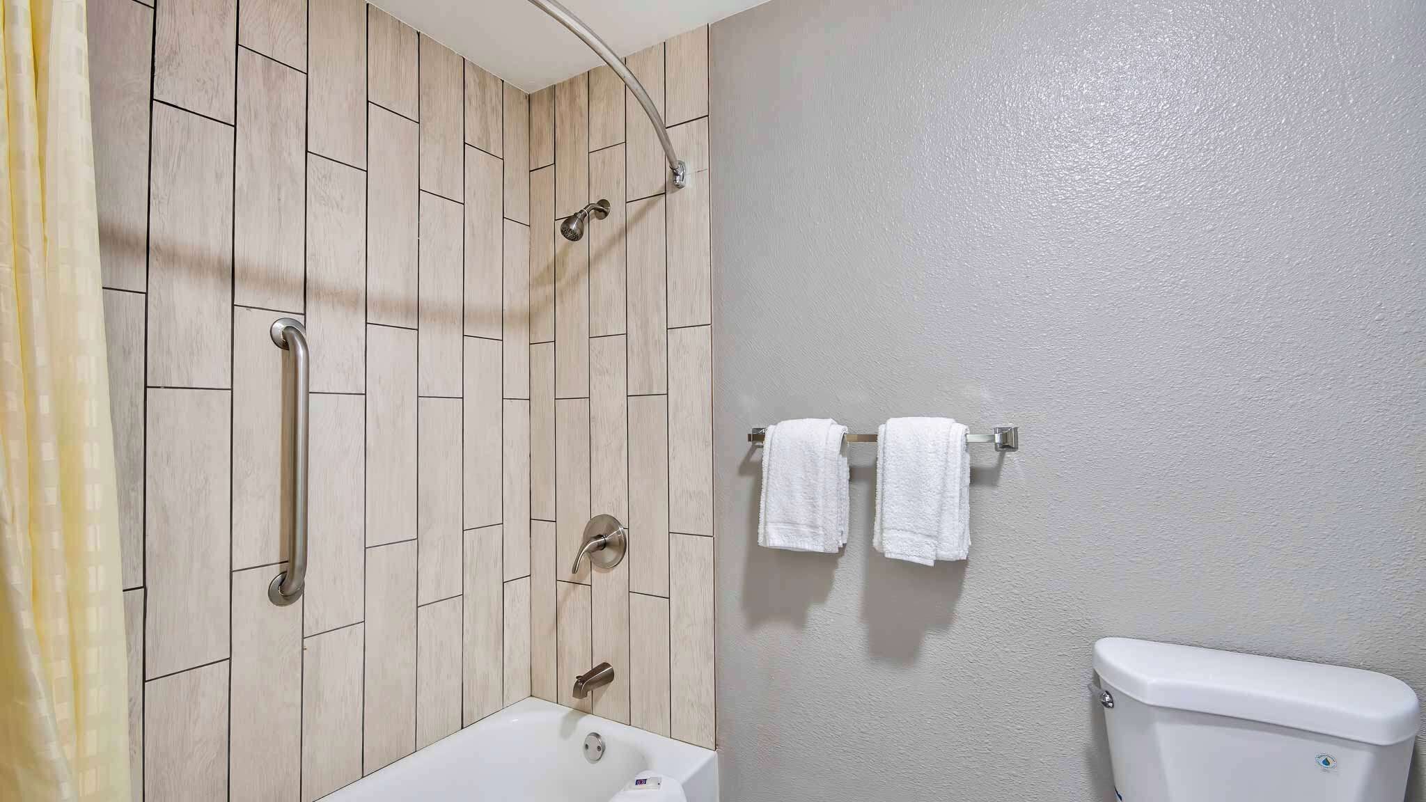 Combined shower/tub, towels