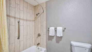 Combined shower/bathtub, towels