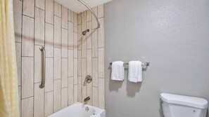 Ensemble douche/baignoire, serviettes fournies