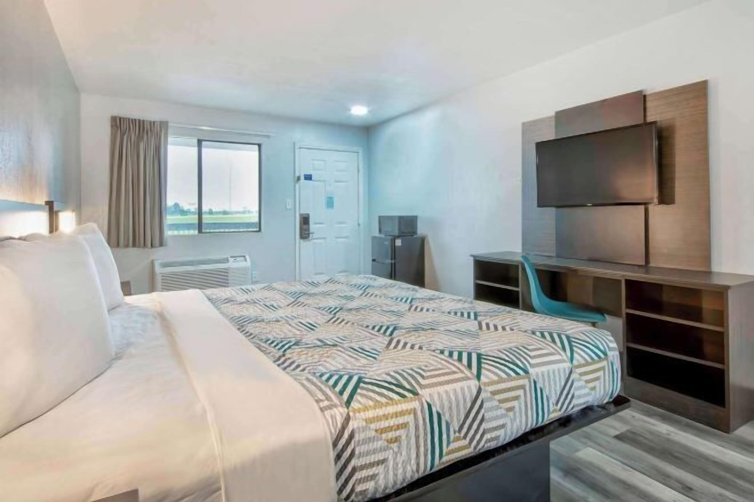 Escritorio, espacio para trabajar con laptop y wifi gratis 