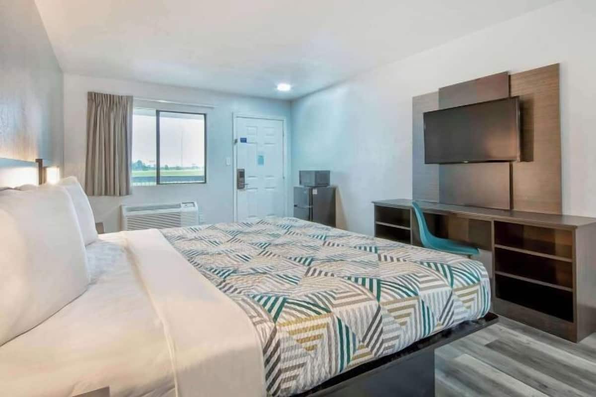 Escritorio, espacio para trabajar con laptop y wifi gratis