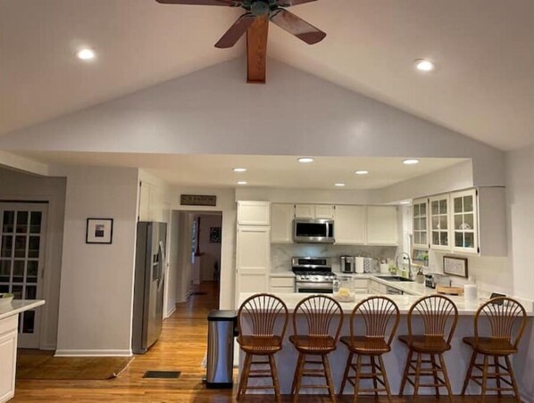 Réfrigérateur, four à micro-ondes, un four, surface de cuisson