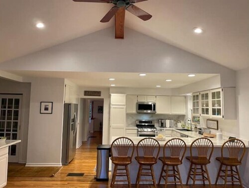 Farmhouse with private pool/hot tub on 50 acres