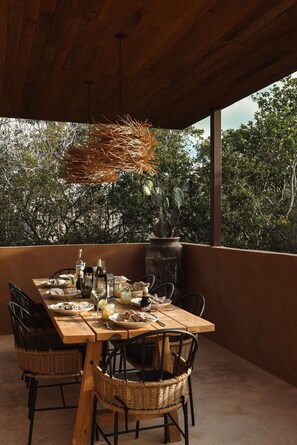 تناول الطعام بالخارج