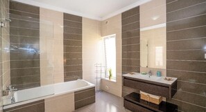 Dusche, Whirlpool, Haartrockner, Bidet