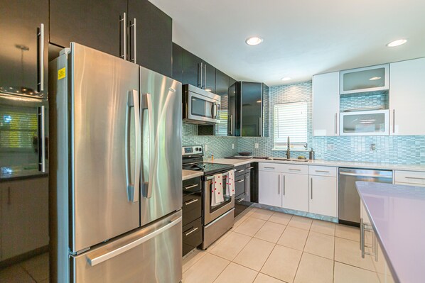 Refrigerador, microondas, horno y parrilla de estufa 