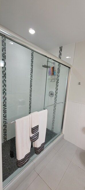 Douche, sèche-cheveux, serviettes fournies, savon