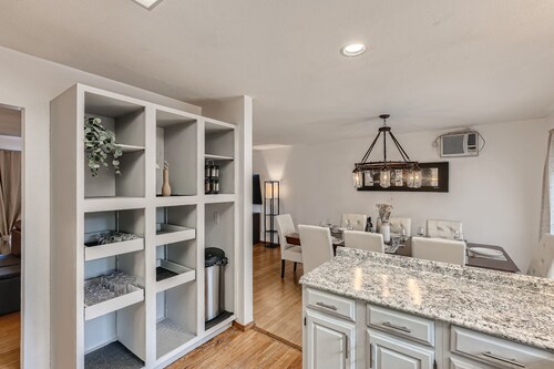 Cheerful 4 Bedroom Home - Back Yard/Game Room!