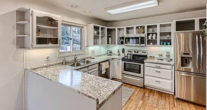 Cheerful 4 Bedroom Home - Back Yard/Game Room!