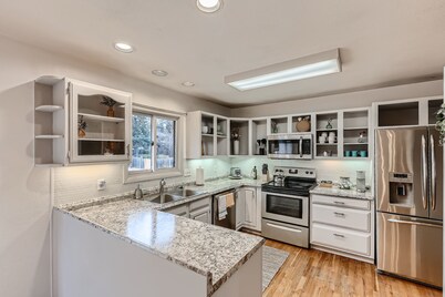 Cheerful 4 Bedroom Home - Back Yard/Game Room!