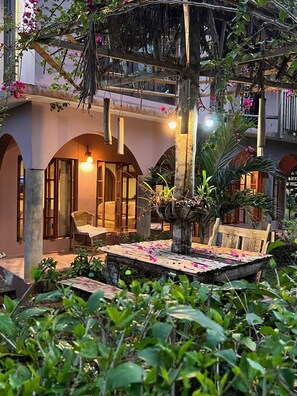 Outdoor dining - Music in The Green Ranch (Tower Isle)