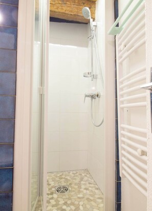 Een douche, een haardroger, handdoeken, zeep