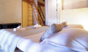 1 bedroom, bed sheets