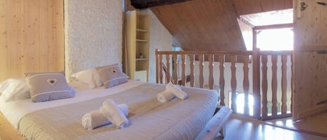 1 bedroom, bed sheets