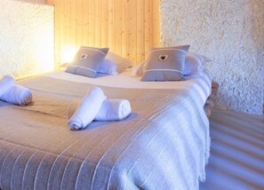 1 bedroom, bed sheets