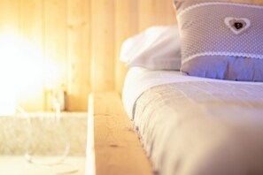 1 bedroom, bed sheets