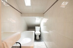 Badewanne, Haartrockner, Handtücher, Seife