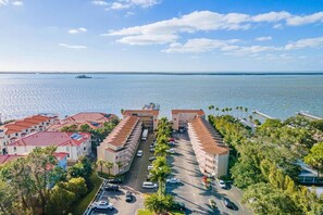 A coastal hotel with a parking lot, beachfront view, and a pier. - Dunedins Waterfront Beso Del Sol (Dunedin)