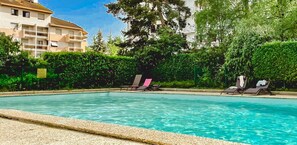 Unclassified image, 2 of 23, button - Millennium Pool (Annecy)