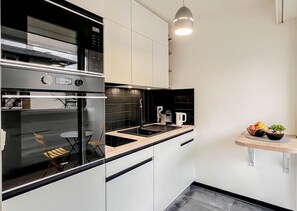 Een koelkast, een magnetron, een oven, een koffiezetapparaat/waterkoker