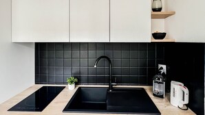 コーヒー / ティーメーカー、冷蔵庫、電子レンジ、オーブン