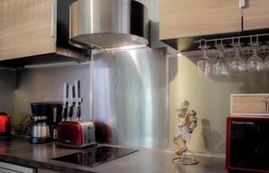 Frigorifero, microonde, lavastoviglie, macchina per tè/caffè