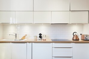 Kylskåp, mikrovågsugn, ugn och diskmaskin