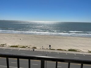 On the beach - Beach Escape 2 bedroom/2 bath with amazing views! (Galveston)