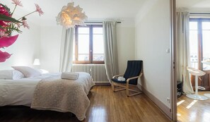 Tabla de planchar con plancha, wifi gratis y ropa de cama 