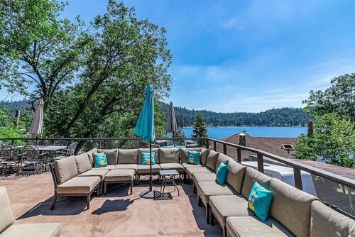 Updated Paradise Cove, Bass Lake With private boat dock & lake views. Central AC