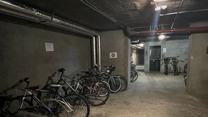 Eine Parkgarage mit Fahrrädern, die an den Wänden stehen.