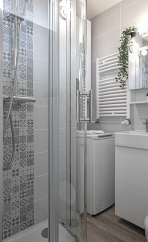 Doccia, asciugacapelli, asciugamani, sapone