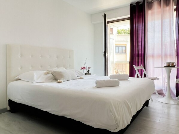 Tabla de planchar con plancha, wifi gratis y ropa de cama 