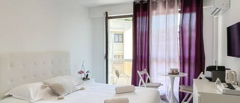 Planxa i posts de planxar, wifi gratuïta i roba de llit