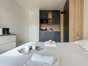 Een strijkplank/strijkijzer, gratis wifi, beddengoed