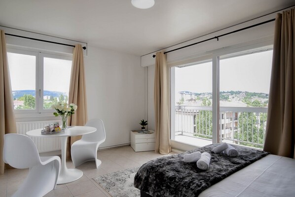 1 chambre, fer et planche à repasser, accès au Wi-Fi (inclus)