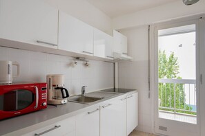 Fridge, microwave, coffee/tea maker, electric kettle