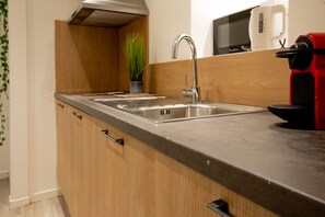 Kylskåp, mikrovågsugn, kaffe- och tebryggare och vattenkokare