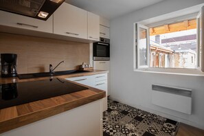 Kylskåp, mikrovågsugn, ugn och kaffe- och tebryggare