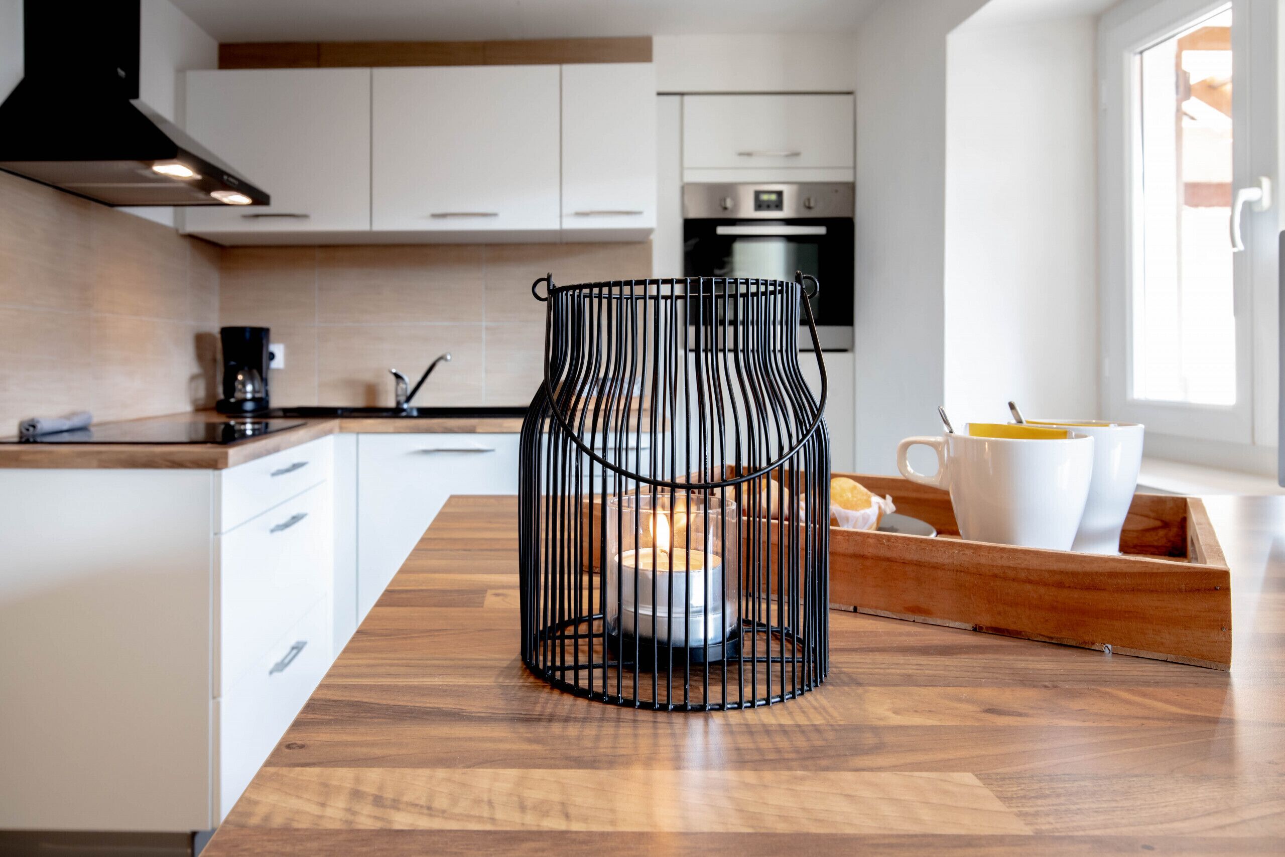 Kühlschrank, Mikrowelle, Ofen, Wasserkocher mit Kaffee-/Teezubehör